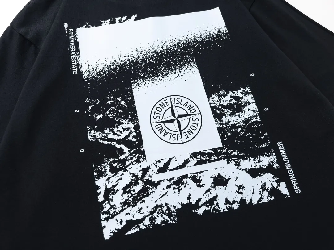 W613#P110💰 [Stone lsland/Stone Island summer new short-sleeved T-shirt with stone ruins print on the back] ⚠️[Original creation, high control of details] Made of 260g combed cotton 32-count double yarn - Simple and basic versatile style, original quality, the first choice for couples. - Made in a large factory, four needles and five threads on the shoulder, neatly routed, high quality workmanship. - Same style for men and women, very versatile, one piece for each hand, the details are clearly visible. Color: Black White Size: M L